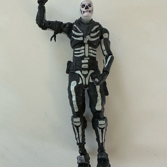 Fortnite Skull Trooper 7" and Gun Posable Action Figure Join - Picture 6 of 6